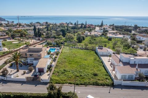 Located in Lagos. Fantastic urban plot for sale in Praia da Luz. Inserted in an already established urbanization with all the infrastructure already in place and a subdivision permit in force. Very calm and peaceful location, in the Montinhos da Luz ...