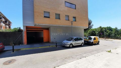 Garage space in Tordera that has 18 m2 which makes it a large square with good maneuvering and the most outstanding, in a very good area. Don't miss this occasion for features and comfort. Call us and make your offer.