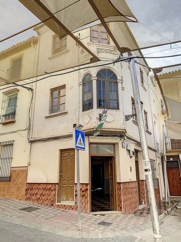 In addition, this property has the particularity that it has 2 independent entrances, which makes it possible to enjoy it as a home on the one hand, and have a business (restaurant, store or even an apartment to rent for tourists) since you can close...