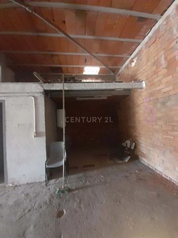 Commercial premises / central warehouse located in La Torreta, La Roca del Vallès with the possibility of CHANGE OF USE FOR HOUSING. It is a warehouse located on the ground floor and is designed to be used for commercial purposes such as residential,...