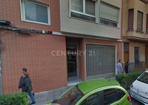 Spacious 259m² commercial space on Calle Dr. Gómez Ferrer Nº44, just after Av. al Vedat, the main avenue in Torrente. It has a lot of useful space, an electric shutter at the entrance, an installed electrical panel, a bathroom and a rear exit to a fa...