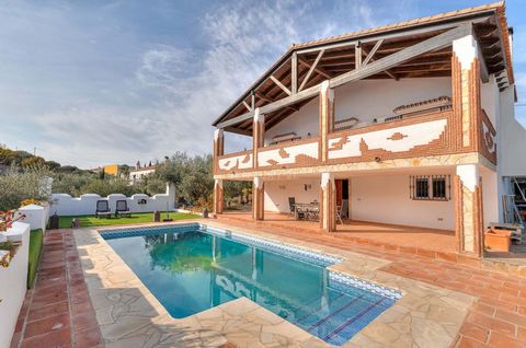 Can you imagine living in a very beautiful chalet in Coín, surrounded by all the comforts, a pool, and spacious grounds, at only half the price of similar properties on the coast? This house offers perfect connectivity, just 30 minutes from Málaga, t...