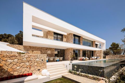 The Corallisa urbanisation is the most exclusive place on the island of Ibiza. It is unique not only for its location overlooking the Roca Llisa golf course but also for its proximity to Ibiza Town and its marinas. It is a development that offers tra...