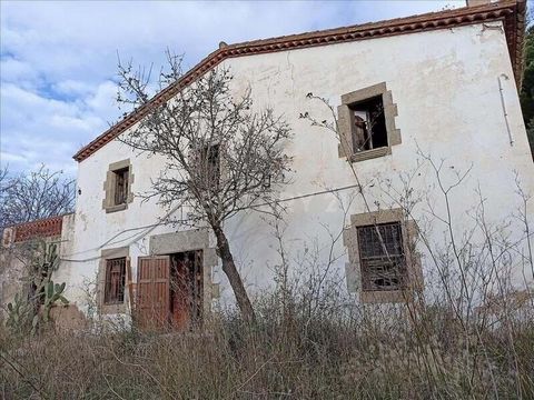 House completely to reform located in the quiet town of Calonge, just 3 minutes walk from the Town Hall and 6 from the Castell de Calonge. With a total of 250 m² distributed over two floors, on a 1,140 m² plot. It has very good communications and acc...