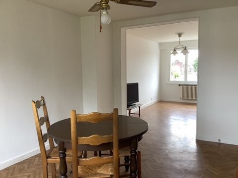 In the town of Lille, Audrey offers you to acquire a superb T3 apartment with a surface area of 73.70m2, ideally located 2 steps from FACHES THUMESNIL and the Porte d'Arras. , it consists of an entrance giving access to the living room of 28.6m2, wit...