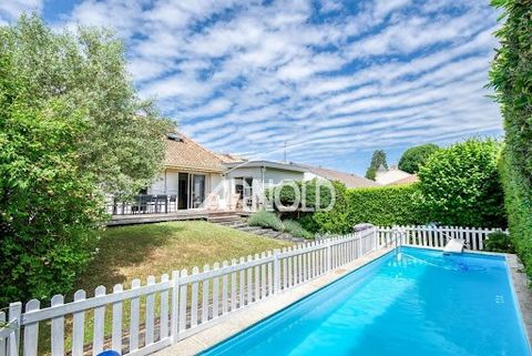 In an exceptional setting in the heart of the Bourg de BASSE GOULAINE, this magnificent family house offering beautiful volumes and built on three levels, offers a living area of 213 m2. An entrance hall, an open fitted and equipped kitchen extended ...