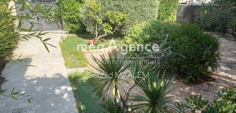 APARTMENT - DOWNTOWN SAINTE MAXIME Charming top of villa with 3 rooms of around 80m² located on the first floor, quiet and not overlooked. Nestled in a green setting, this apartment benefits from a wooded garden of around 250 m². Located 150 meters f...