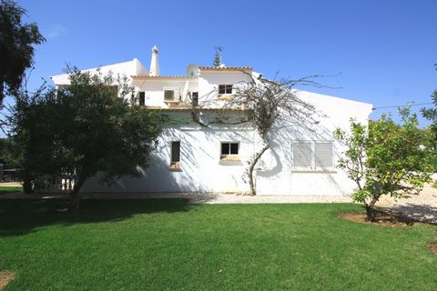 On the outskirts of Albufeira is this feel good 4 bedroom sea view villa with heated swimming pool about 4km from the beach and the center of the town. Close to all amenities. 920 sqm low maintenance plot. Excellent rental earner, also very suitable ...