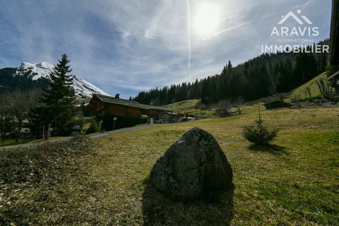 RARE This building plot of 768m2 is located a few minutes walk from the village and a hundred meters from the slopes, in the Etale sector. South-East facing with a beautiful unobstructed view. To be seen without delay Information on the risks to whic...