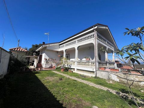 Carchitti, Palestrina Via Sempione in a residential context of villas only, we offer for sale a terraced villa of approximately 213 m2 on three floors with an exclusive perimeter garden. The property, which is located in an exclusive and private cont...
