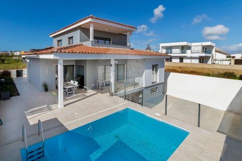 Description Located just 300 meters from São Lourenço Beach , this beautiful detached villa, whose modern lines intersect with the classics, offers you the opportunity to enjoy the quality of life in a quiet area, but with good access, next to the be...