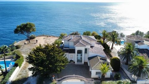 Lovely villa (4 bedrooms, 3 bathrooms, 1 WC)  in the prestigious area of Balcón al Mar Urbanisation with south orientation, right on the first line seafront with spectacular beautiful panoramic view of the Mediterranean Sea,  towards Ibiza and the li...
