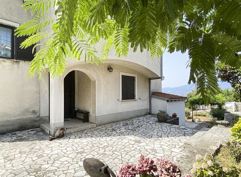 Mediterranes Refugium in Kroatien Eingebettet in die charmante Siedlung Martinkovac befindet sich diese Villa auf einem großzügigen Grundstück von etwa 1450 qm. Sie bietet mit ihrer Fläche von ca. 330 qm die Möglichkeit, sowohl großzügig selbst zu wo...