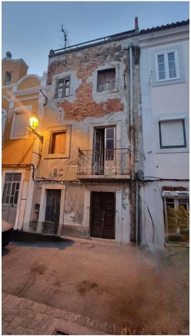 In the Historic Zone of Seixal Bay, an exceptional opportunity awaits you with this building available for complete refurbishment, located close to the historic area of Baía do Seixal. With a prime location close to restaurants and beaches, this prop...