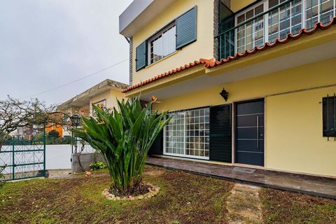 We present this excellent 3-storey T5 house in Queluz Excellent for those who like large spaces or even for someone who wants to work from home. Composed as follows: Basement: - Large wine cellar - Room that serves as a laser or games space - Bathroo...