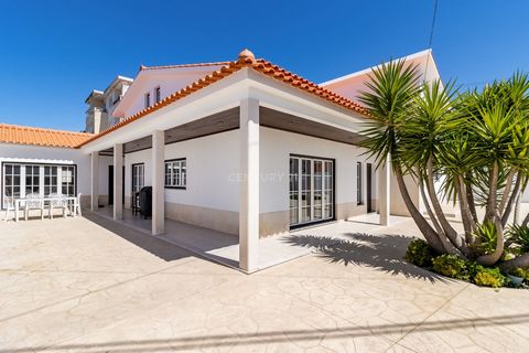 Spacious and excellent T3, single storey house, located in a quiet residential area, in the stunning village of Pataias, 9 km from Nazaré and 6 km from Praia das Paredes da Vitória. This 250m2 villa is located on a plot of land with an area of 620m2....