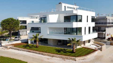 www.biliskov.com  ID: 14181 Sukošan - first row to the sea A beautiful four-room luxury duplex apartment with a total net usable area of 141.40 m2 on the 1st and 2nd floor of a newly built urban villa. The first floor of the apartment consists of an ...