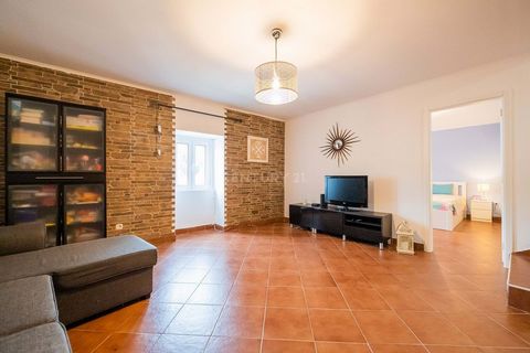 Located in the picturesque village of Lousa, just 20 minutes from Lisbon, we find this renovated rustic village house. The house is distributed over 3 floors as follows: Ground floor: - Hall with access to the kitchen and the upper floor (attic) - Ki...