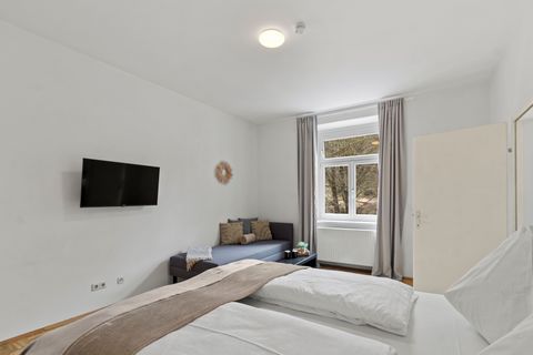 Experience the comfort and amenities of this stylish apartment: * Just 15 minutes away from the University of Leoben, perfect for students or visitors. *Accommodates up to 3 people, ideal for families or small groups. *Modern furnishings for maximum ...