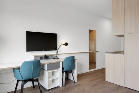 Overview This modern new-build apartment offers a wealth of amenities and comfort, ideal for urban living in Berlin. At the heart of the apartment is a stylish fitted kitchen that combines modern design with functionality. The entire building is desi...