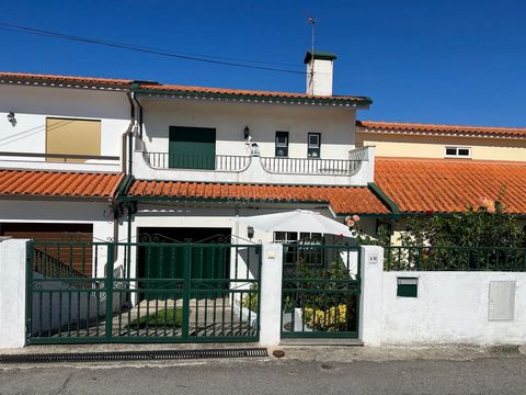 Beautiful three-bedroom house located in a peaceful residential neighborhood in the heart of Régua. Built in 2000 and maintained in impeccable condition, this residence is spread over two floors, with the social area on the ground floor and the intim...