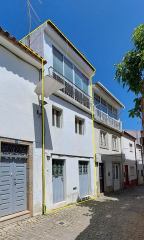 Dom położony w centrum miejscowości São João da Pesqueira, portugalskiej wioski położonej w subregionie Douro, należącej do regionu północnego i dystryktu Viseu. Dom podzielony na trzy piętra do rewitalizacji z dużym potencjałem mieszkaniowym lub inw...