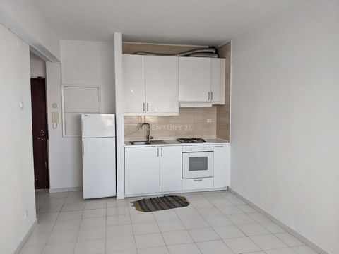 Come meet our amazing T1 in Reboleira, Amadora! This flat is perfect for those looking for a cozy and comfortable space to live. With a prime location, the T1 is close to all amenities, such as supermarkets, pharmacies, schools and public transport. ...