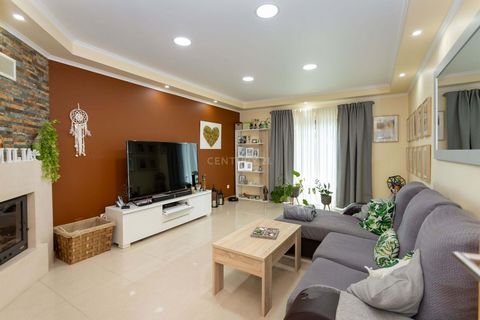 This is your new HOME. Welcome. Allow me to introduce this spacious and cozy house in Redondos, Fernão Ferro, just a few minutes away from the Costa da Caparica and Sesimbra beaches. Come and see it. Are you ready? We are talking about a semi-detache...
