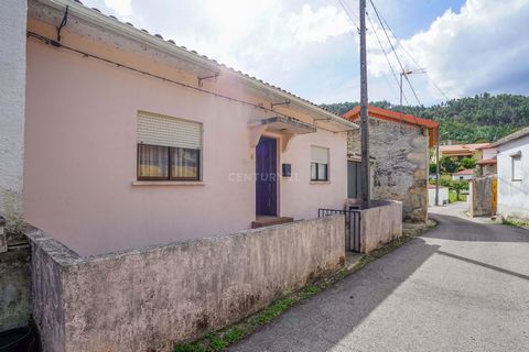 Villa located in a quiet area, overlooking Serra da Estrela. The villa consists of basement and ground floor * On the ground floor consists of: Living room 3 bedrooms 1 kitchen with wood burning stove, Toilet Marquee In terms of housing, it already h...