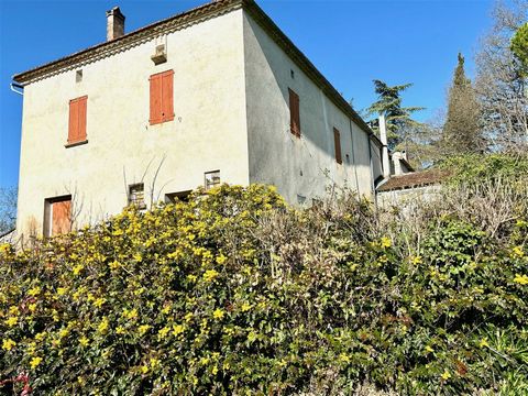 Near Lauzerte / Castelanu-Montratier / Montcuq: Immerse yourself in history with this stone ensemble dating from around 1850, offering a main residence full of character and outbuildings, all nestled on a vast plot of land offering breathtaking panor...