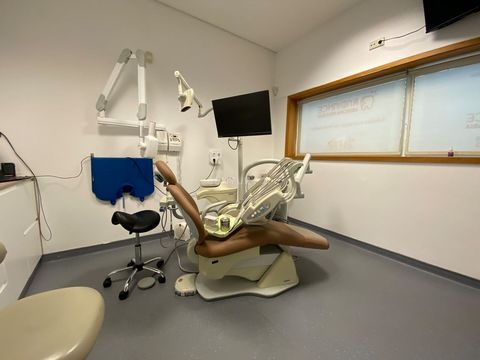 Discover a unique opportunity in the heart of Rio Tinto, in the municipality of Gondomar: the sale of a leasehold for a fully equipped dental clinic. Located on the ground floor, this clinic offers a modern and functional infrastructure, perfect for ...