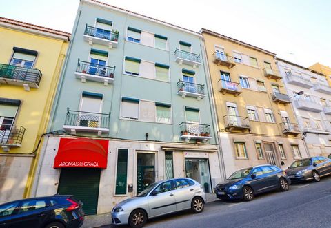 Fantastic 1 bedroom apartment (2 rooms), with a nice and sunny patio and with a privileged location. The property has undergone a refurbishment and is in good condition. It is located in an R / C - outdoor common area - has an equipped kitchen. Inser...