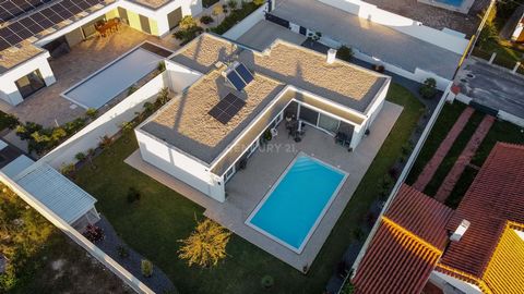 Modern house, ground floor, ended construction in 2023 with a 5-year guarantee. Excellent location, in Nadadouro, municipality of Caldas da Rainha, close to Foz do Arelho beach. This house is located on a private street, like a gated community, with ...