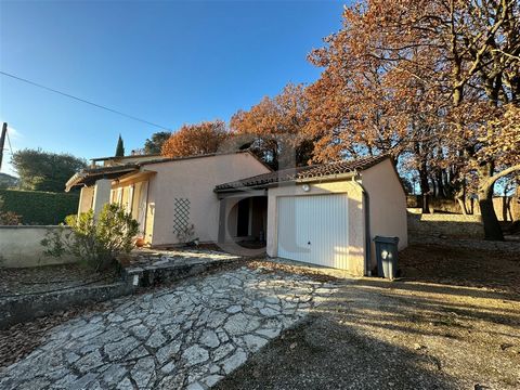 Villa with terrace and garage for sale in Vaison-la-Romaine - Provence - Sole Agency. Discover this single-storey house to modernise for sale in a quiet, pleasant area of Vaison la Romaine, set in 765 sqm of wooded grounds. This villa comprises a liv...