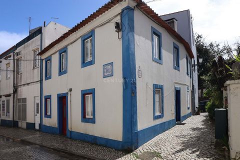 This traditional house, consisting of two independent floors, is located next to traditional shops. Close to various services, such as a health center, taxi rank, bus station, museum, library, city hall, municipal market, gym, cafes and restaurants. ...