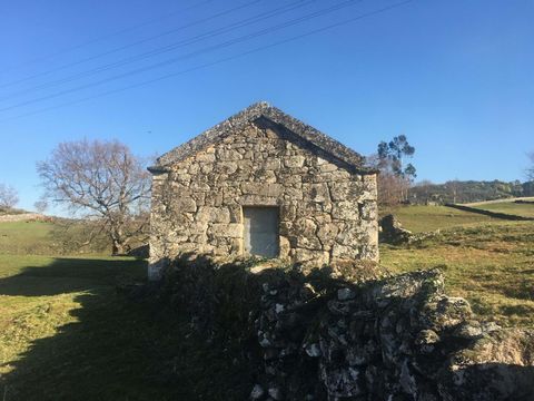 Have you ever imagined a house in the country? Here she is.... Farm in a village recognized as a village of Portugal. With Ruina in stone for reconstruction, and with 31.700 m2 of land. Also has water from the spring. This property has a certain char...