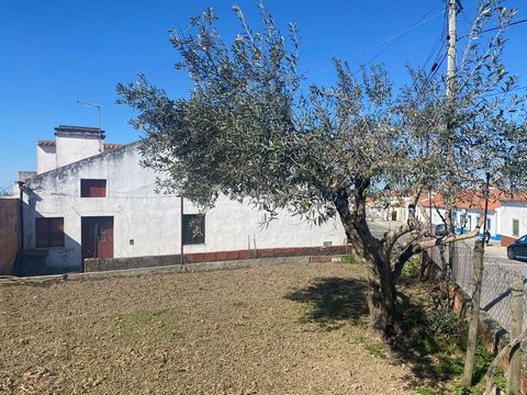 2 bedroom villa with attic, yard and annex. This villa has a fantastic view over the village of Alcáçovas. Alcáçovas is just 20mts from Évora, 1hour from Lisbon and about 45mts from the beach. Come see this property