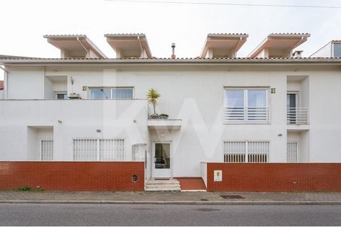 Venez voir cet appartement en excellent état , avec 5 chambres réparties sur 2 étages , à Rua de Angola, 87, à Casal de Cambra. Au rez-de-chaussée, vous trouverez : - le salon, très spacieux et très lumineux, avec climatisation ; - deux chambres avec...