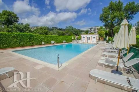 In a sought-after residence with swimming pool at RIVERA GOLF MANDELIEU, we offer you this magnificent 54 bedrooms apartment of 145 Sqm (141 Sqm LC) with a large terrace of 63 Sqm facing south overlooking the golf course and the hills, a terrace to t...