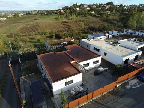 Project of 2 villas under construction on a plot of 1300m². This project includes the transfer of the building permit. The first house is habitable with 125m² including 3 bedrooms including a master suite, a kitchen open to the living room, a garage....