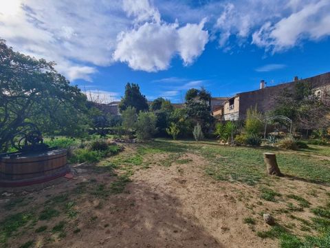 This old winegrower's building consists of a main house, a renovated independent apartment and numerous outbuildings offering very interesting potential, all on a plot of 1046m2 The main house of 136m2, has on the ground floor, an entrance to a large...