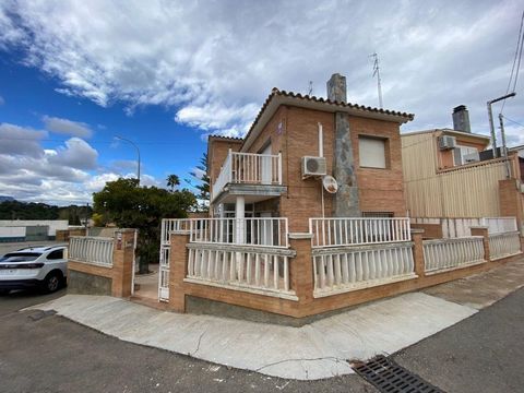 Looking for a UNIQUE product in Masdenverge, do not miss this OPPORTUNITY to own a villa built with quality materials in this town. Grupo For sale this large house with large storage and storage room. The villa is built on a plot of 330m². Its total ...
