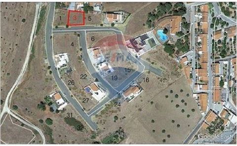 Description Come and build the villa you've always dreamed of in a privileged location! Enjoy breathtaking views of the Alentejo countryside, just a 1-hour drive from Lisbon and 15 minutes from Évora; Arraiolos is a charming village and provides qual...