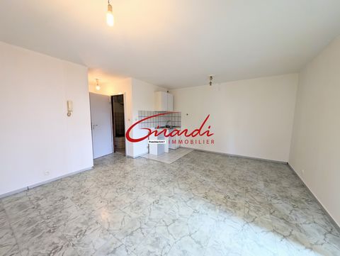 MULHOUSE, F1 APARTMENT OF 30 M2 ONLY AT GIRARDI IMMOBILIER Located on the ground floor in a 3-storey building Entrance with intercom, 3-door cupboard in hallway Kitchen, Living room of 23 m2 with access to the balcony, Bathroom with toilet Electric h...