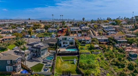Exquisite Modern Elegance with Unrivaled Panoramic Ocean Views - A Masterpiece in Point Loma Nestled in the prestigious heart of Point Loma, San Diego, this breathtaking 2,783 square foot custom home stands as a testament to luxury living, where mode...