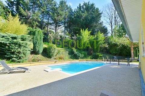 EXCLUSIVITY, BOURGOIN JALLIEU, On the heights, beautiful house with unobstructed south-west view. It includes a large living room opening onto a terrace and garden with swimming pool, equipped kitchen, 3 bedrooms, bathroom and toilet. You will also h...