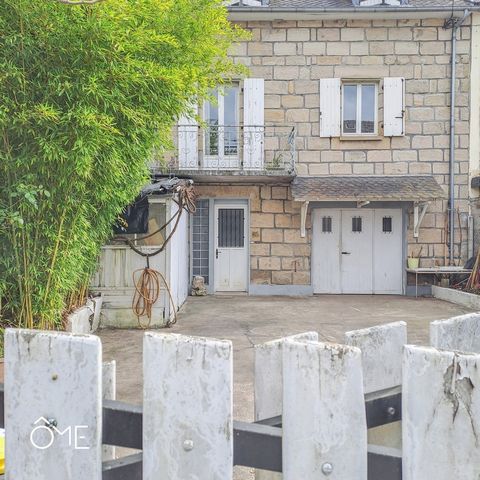 Ôme Immobilier presents this charming house of 120 m2 to renovate in the immediate vicinity of the city center of Brive. Located on a busy road, it will be perfect for a family with children or can be transformed into a nice rental investment. It is ...