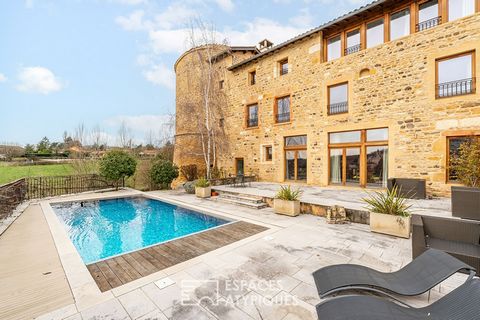 Located just 30 minutes from Lyon and 15 minutes from Villefranche-sur-Saône, in the heart of the Pierres Dorées, this exceptional 11th century property represents the perfect union between the history, comfort and charm of Beaujolais. Ideally positi...