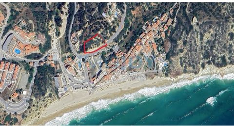 Excellent land for construction of a building with sea views 50m from Salema beach This land has an area of 2600m2 with a sun exposure to the south. The land has a PIP under approval by the City Council. The project is designed for the construction o...