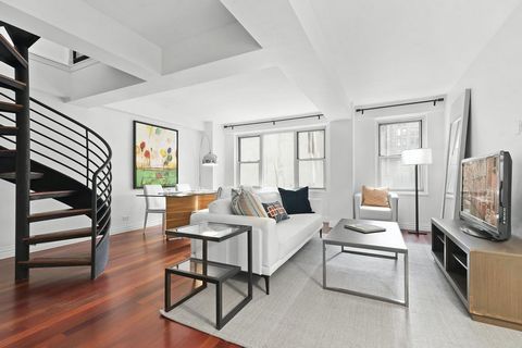 Size, versatility and style will strike you as you enter this architecturally convertible Two bedroom, Two bathroom duplex in the full-service Wedgwood House (currently configured as a large One Bedroom). Whether you are seeking a unique and sprawlin...